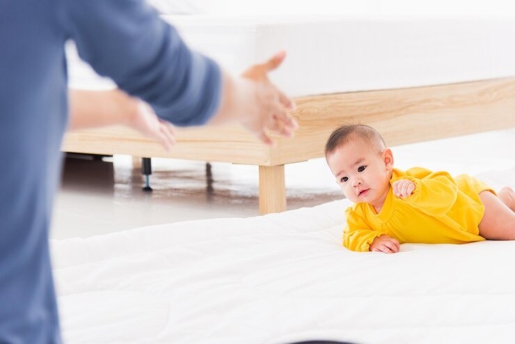 kaki bayi bengkok, kaki newborn tidak lurus, bentuk kaki bayi baru lahir, bowleg pada bayi, tumbuh kembang bayi, kaki bayi usia 3 bulan, perkembangan motorik bayi